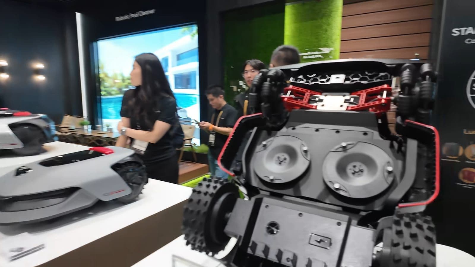 Onderkant van de Dreame A4 AWD Pro robotmaaier met twee ronde maaischijven en grove noppenbanden