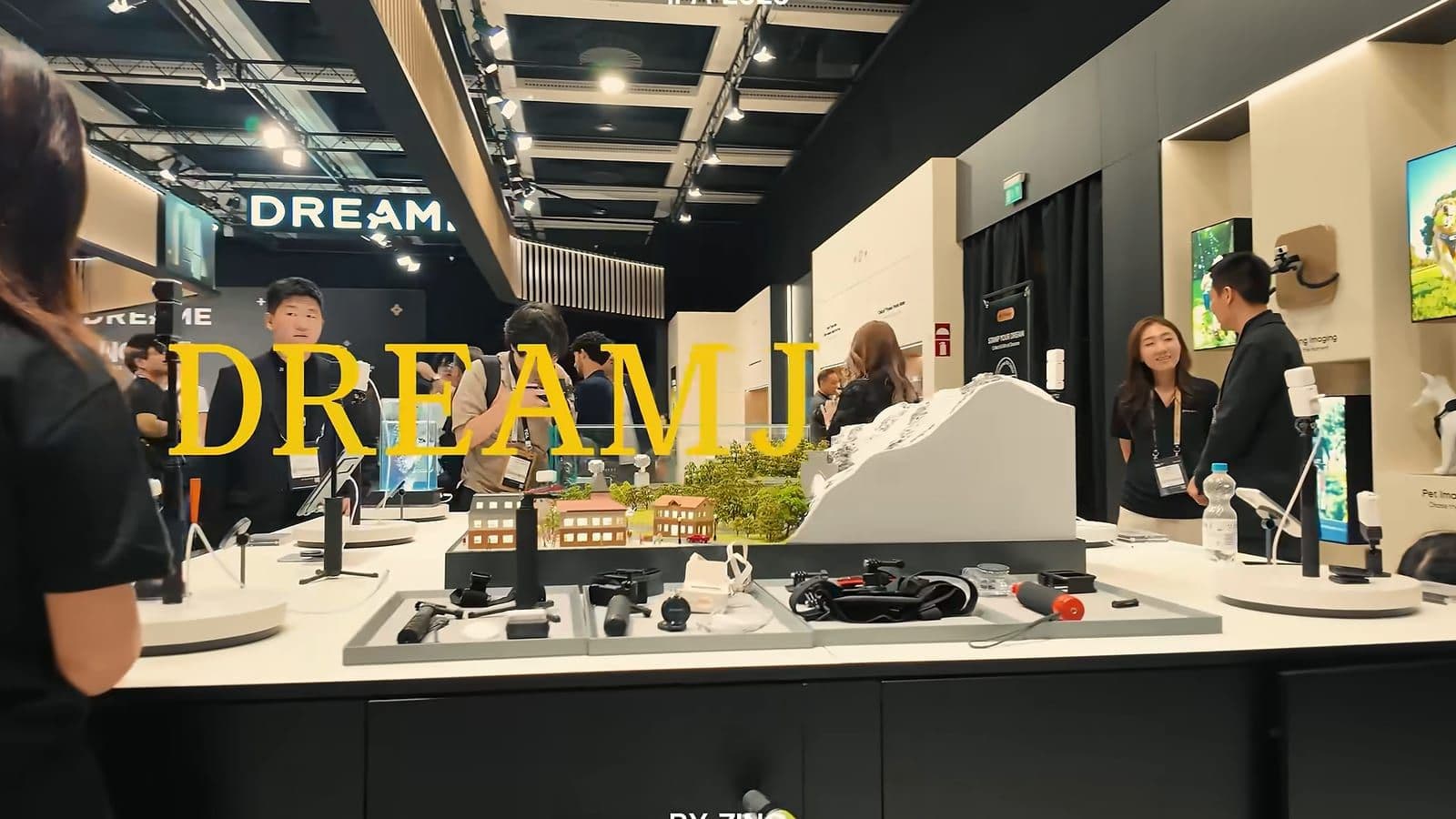 Drukke Dreame-stand op IFA 2026 met bezoekers rond een tafel met camera-accessoires en een maquette