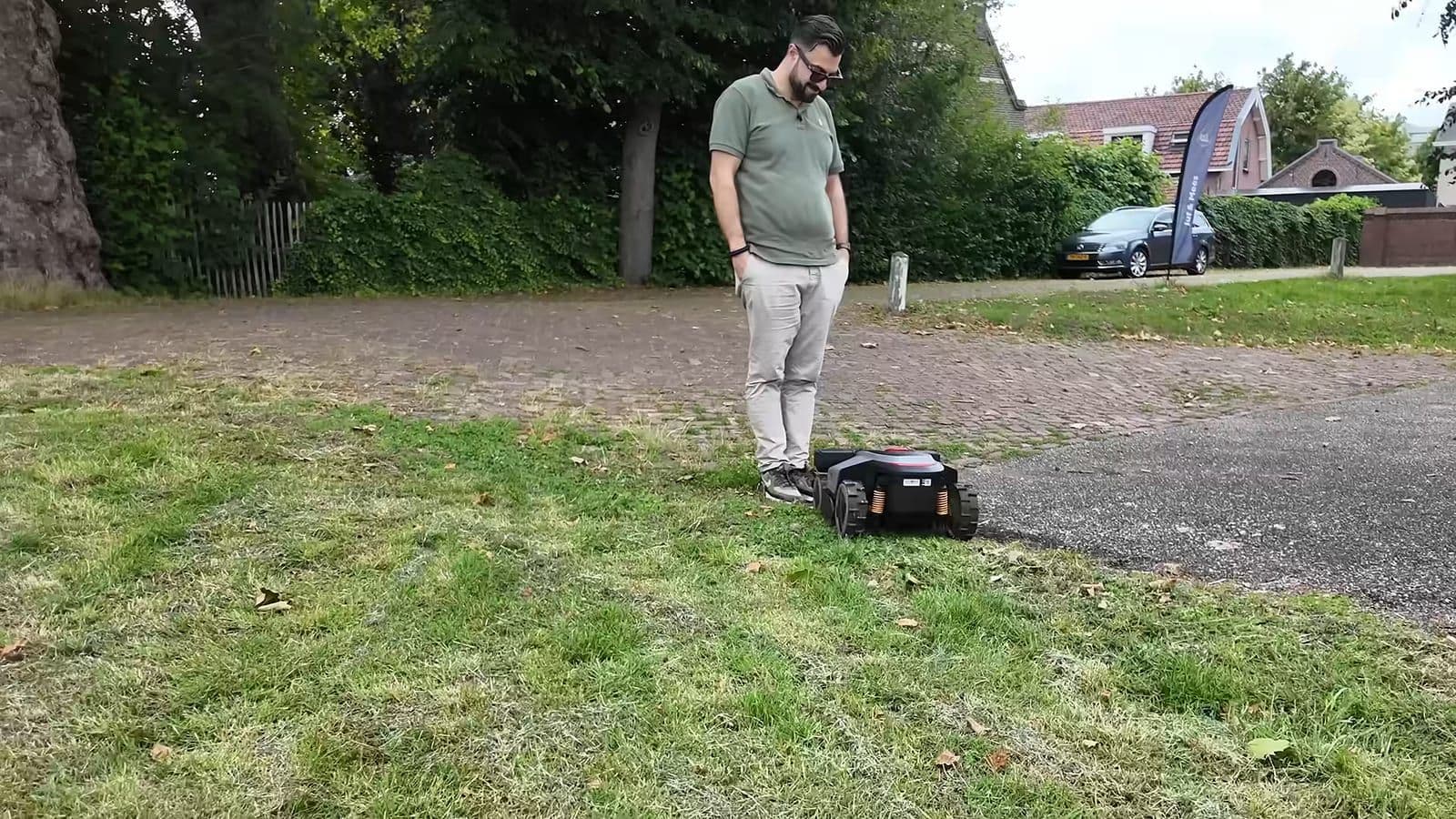 RockMow Z115 rijdt door ruw gras met hobbels en oneffenheden