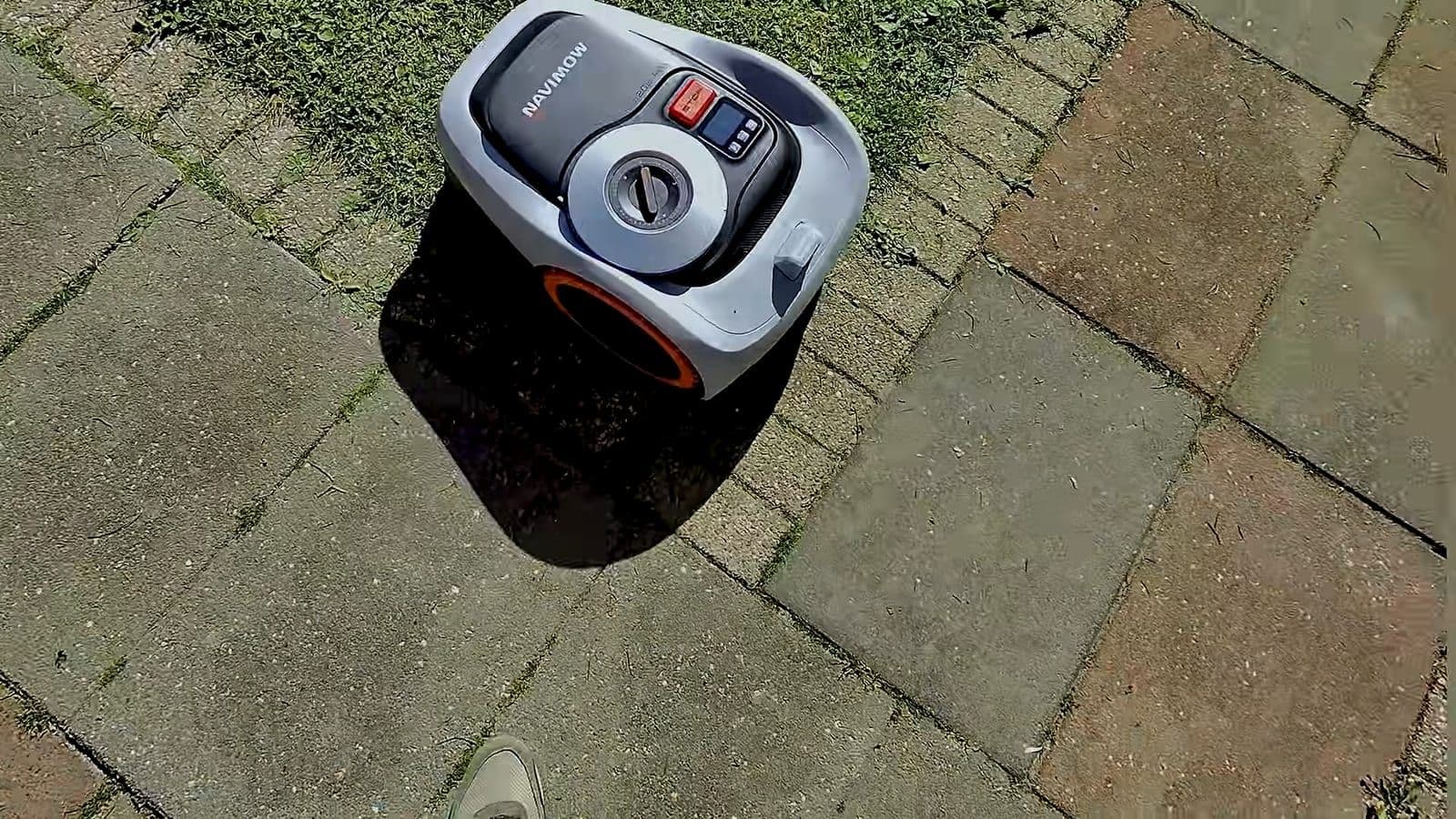 De Navimow i2 AWD van bovenaf gezien op het terras
