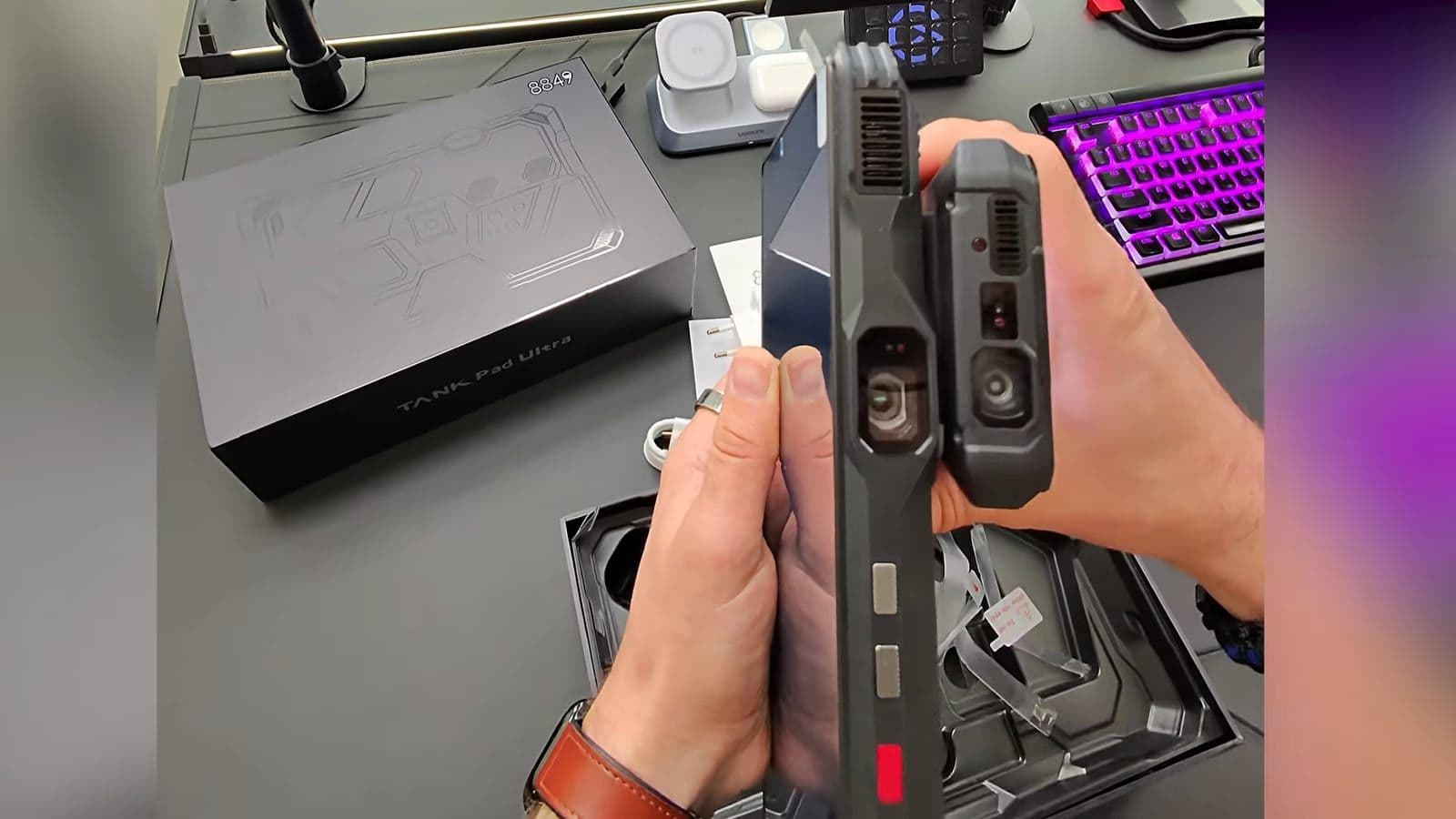 Zijaanzicht waarbij de projectorlens van de TANK Pad Ultra vergeleken wordt met de lens van de Tank 4 telefoon
