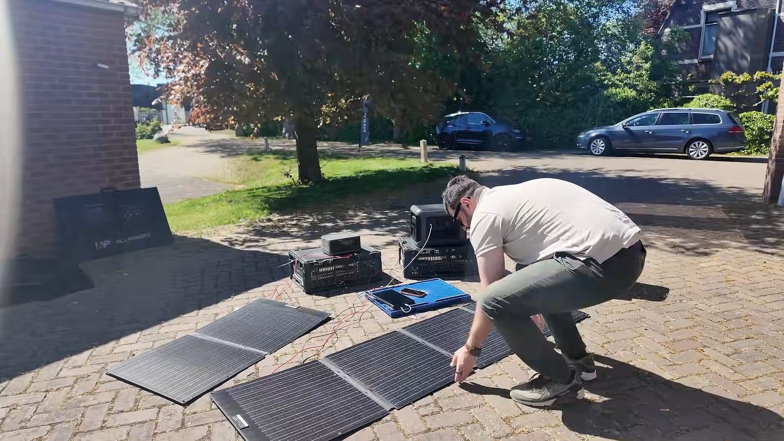 Het uitklappen van een ALLPOWERS zonnepaneel op straat
