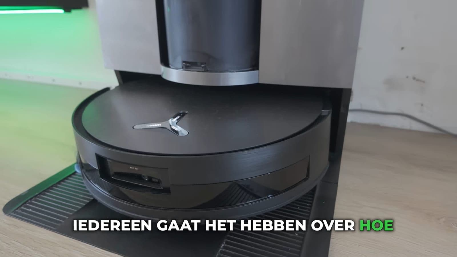 Ecovacs DEEBOT X11 OmniCyclone in het basisstation