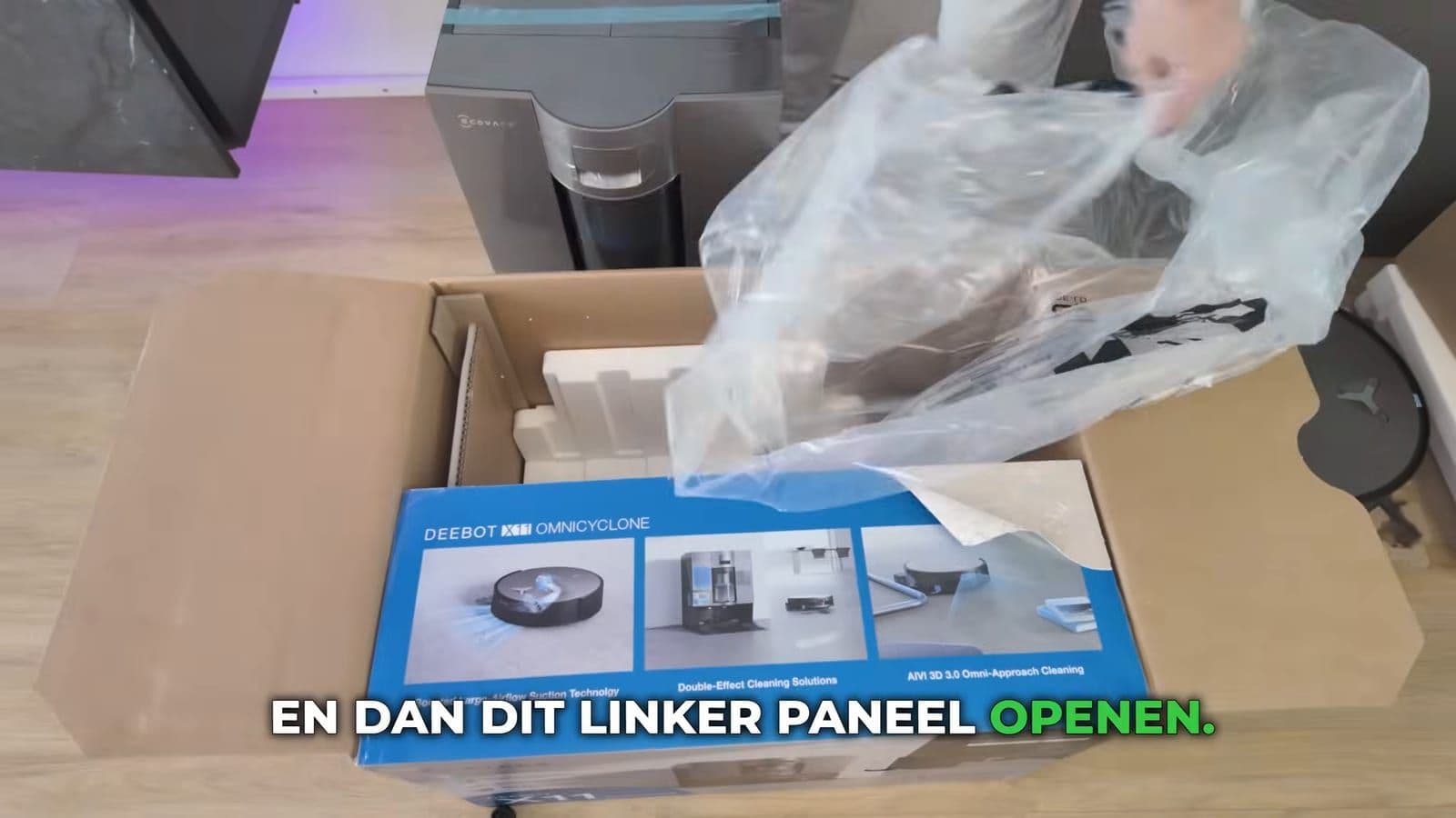 Twee reinigingsmiddelen in het compartiment van het station