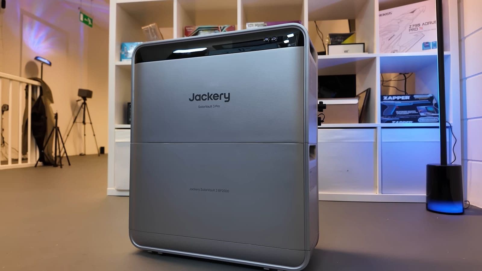 Voorkant van de Jackery SolarVault 3 Pro in een studio-opstelling