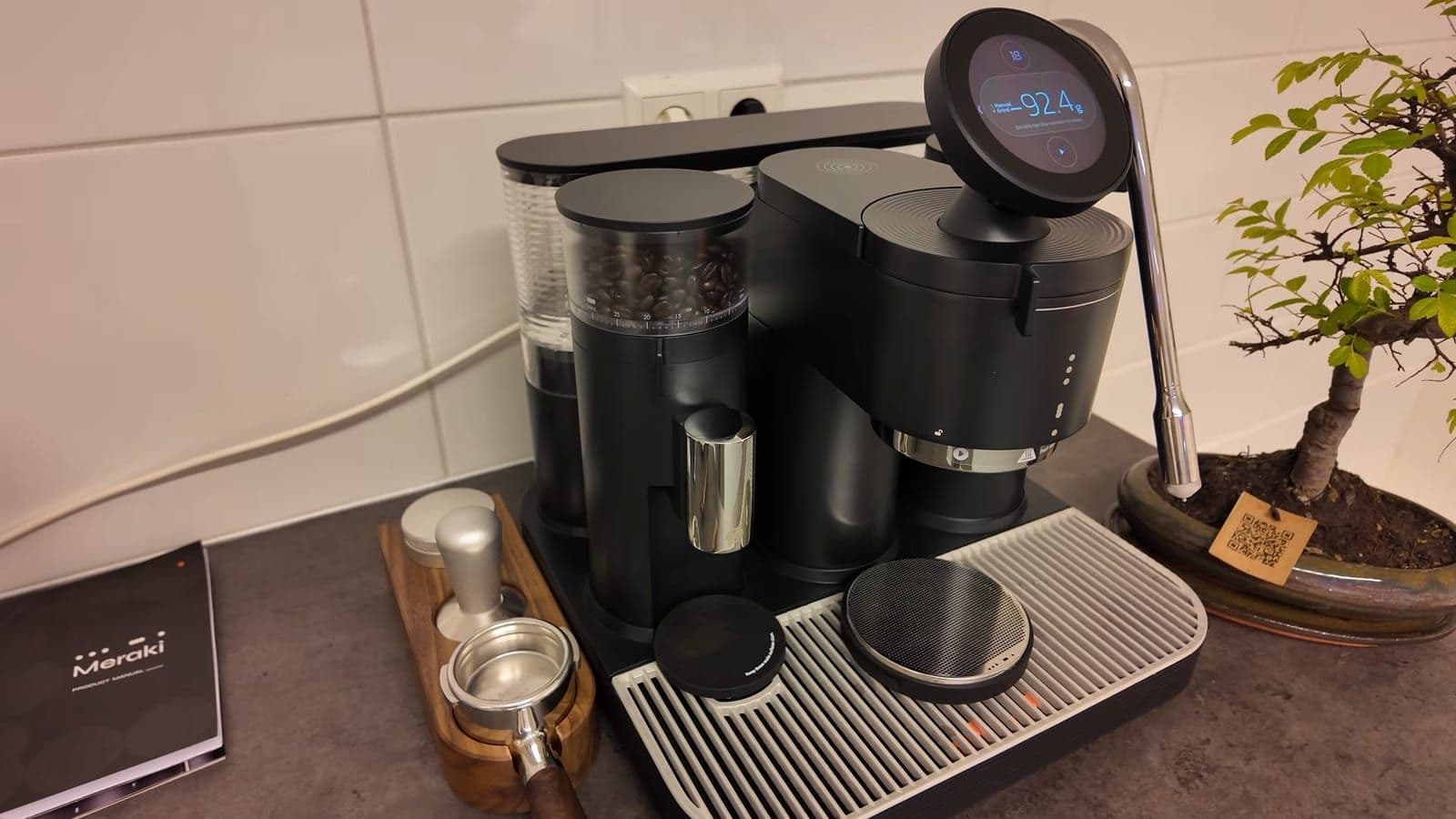 Houten accessoiretray met tamper, verdeler, doseerbeker en portafilter