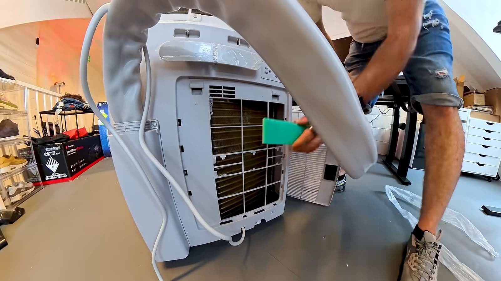 Achterkant van de binnenunit met de permanent verzegelde slangverbinding