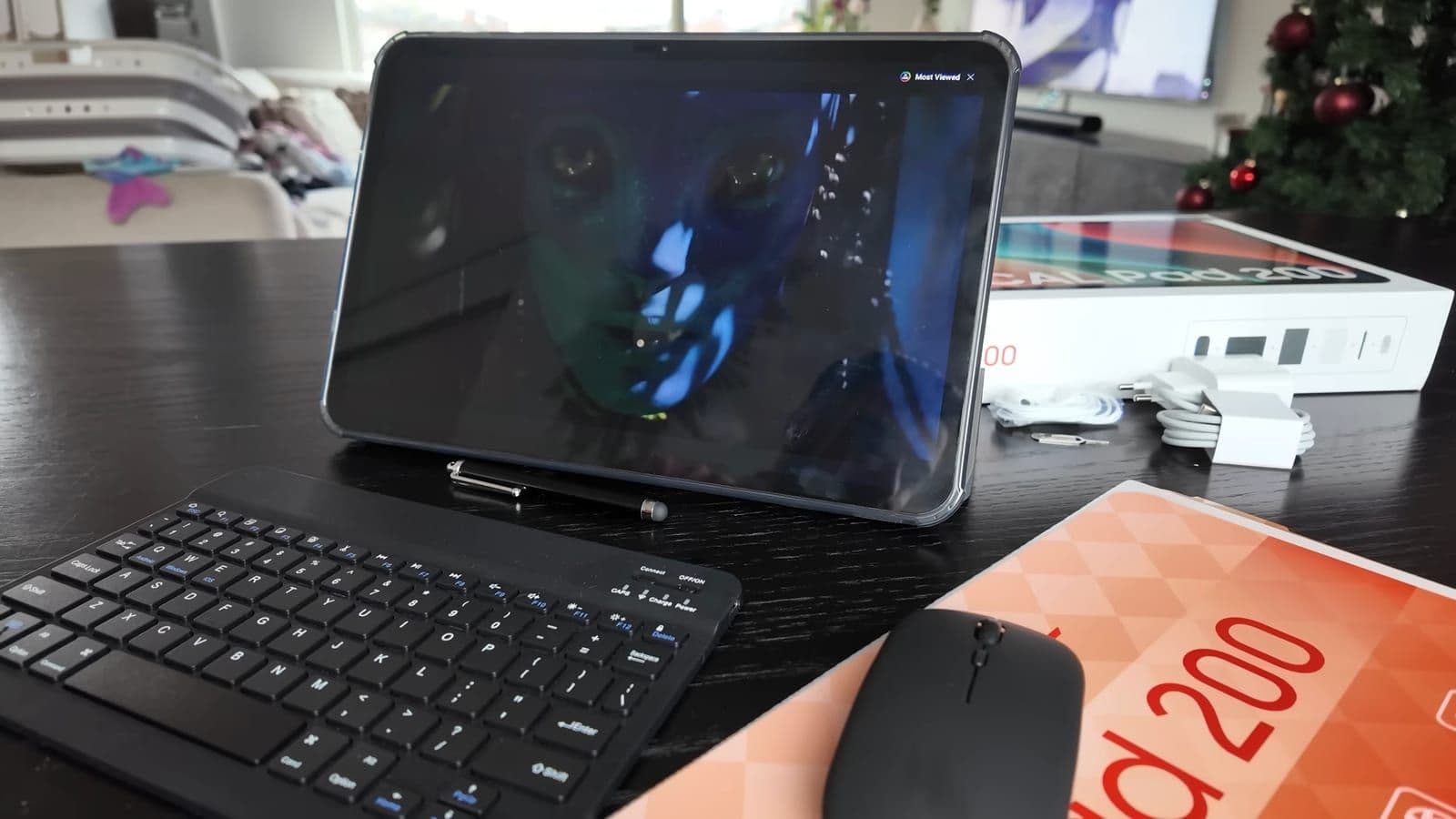 Beeld van de film Avatar op het grote 13,4-inch scherm van de Oscal Pad 200