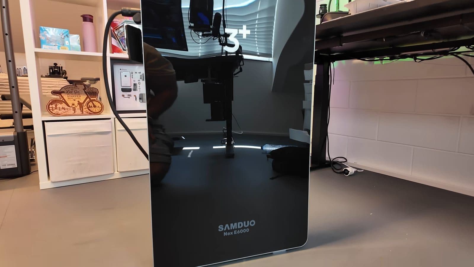 Spiegelend zwart glazen front van de SAMDUO Nex E6000 met logo onderaan