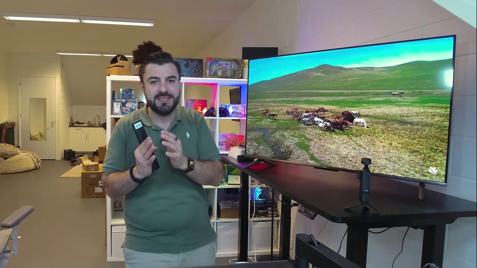 Zino met de meegeleverde kunststof afstandsbediening voor het scherm